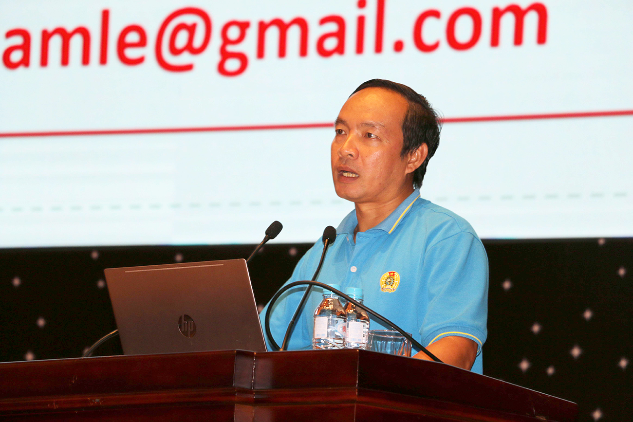 Phó Chủ tịch Thường trực LĐLĐ tỉnh Nguyễn Đình Khánh phát biểu tại buổi tập huấn.